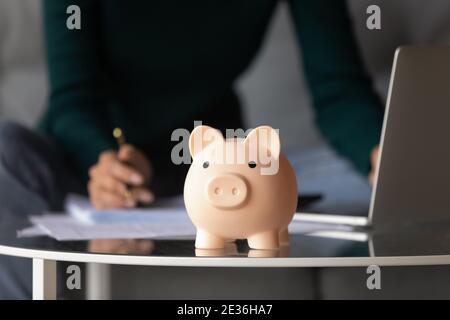 Close up of piggy bank on table Banque D'Images