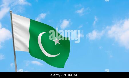 Drapeau pakistanais sur la perche. Ciel bleu. Drapeau national du Pakistan Banque D'Images