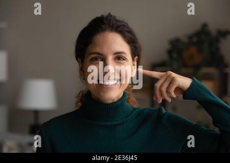 Portrait d'une femme souriante montrant le visage Banque D'Images