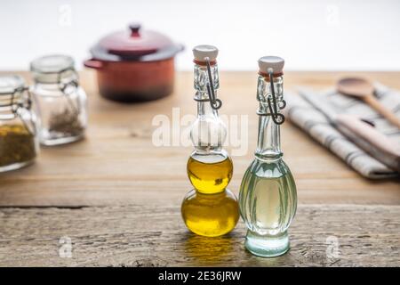 Variation des huiles de cuisson végétaliennes tendance dans un petit pot sur une table . Banque D'Images