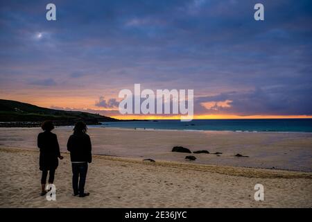 Vue depuis la plage de Porthmeor, St Ives, Cornwall au coucher du soleil Banque D'Images