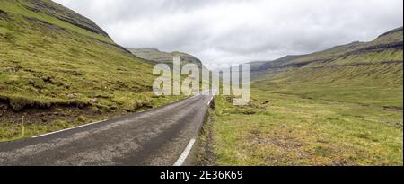 Route vers le village de Saksun, l'île d'Eysturoy, les îles Féroé Banque D'Images