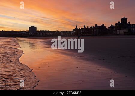 Portobello, Édimbourg, Écosse, Royaume-Uni. 17 janvier 2021. Un lever de soleil époustouflant pour accueillir ceux qui visitent la plage à l'aube avec une température de 4 degrés centigrade au bord de la mer sur la rive du Firth of Forth. Crédit : Arch White/Alamy Live News. Banque D'Images