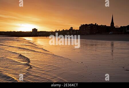 Portobello, Édimbourg, Écosse, Royaume-Uni. 17 janvier 2021. Un lever de soleil époustouflant pour accueillir ceux qui visitent la plage à l'aube avec une température de 4 degrés centigrade au bord de la mer sur la rive du Firth of Forth. Crédit : Arch White/Alamy Live News. Banque D'Images