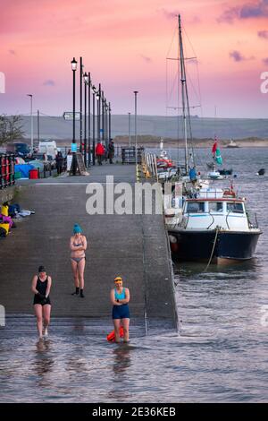 Appledore, North Devon, Angleterre. Dimanche 17 janvier 2021. Météo Royaume-Uni. Après une nuit froide dans le Nord du Devon, à l'aube, un groupe de baigneurs en eau libre endurcis se mettent en marche pour se baigner dans la rivière Torridge, dans le pittoresque village côtier d'Appledore. Crédit : Terry Mathews/Alay Live News Banque D'Images