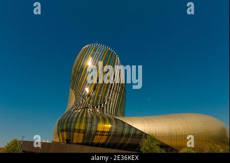 La Cité du vin, centre de rencontre et musée de l'industrie vinicole emblématique de Bordeaux, France Banque D'Images