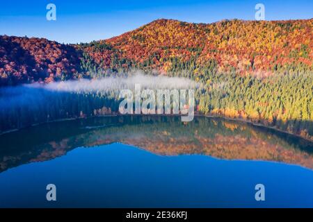 Saint Anne (SF. Ana) Lac le matin. Comté de Harghita, Roumanie. Banque D'Images