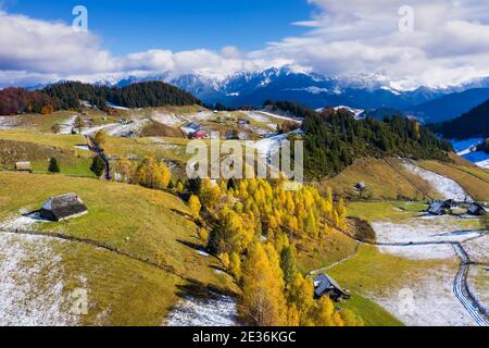 Brasov, Roumanie. Automne à Fundata Village. Paysage rural dans les Carpates, Roumanie. Banque D'Images