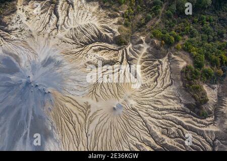 Volcans boueux, Roumanie. Vue aérienne des volcans de boue du comté de Buzau. Banque D'Images