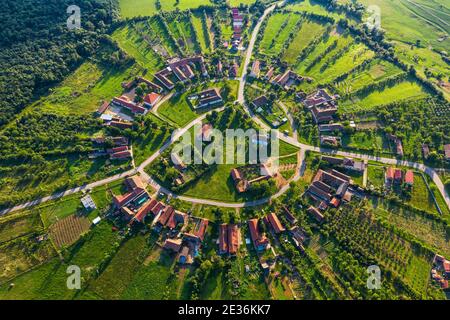 Charlottenburg, Roumanie. Vue aérienne du village en forme de rond dans la région historique de Banat. Banque D'Images