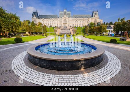 Iasi, Roumanie. Jardin du Palais de la Culture (complexe du Musée national de Moldavie). Banque D'Images