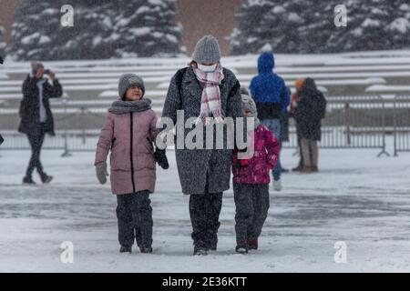 Moscou, Russie. 16 janvier, 2021 personnes dans des masques médicaux marchent le long de la place Rouge dans le centre-ville de Moscou pendant une chute de neige anormale et le temps froid, la Russie. La température de l'air a chuté à -15 degrés (5 °F) Banque D'Images