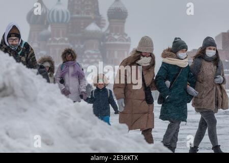 Moscou, Russie. 16 janvier, 2021 personnes dans des masques médicaux marchent le long de la place Rouge dans le centre-ville de Moscou pendant une chute de neige anormale et le temps froid, la Russie. La température de l'air a chuté à -15 degrés (5 °F) Banque D'Images