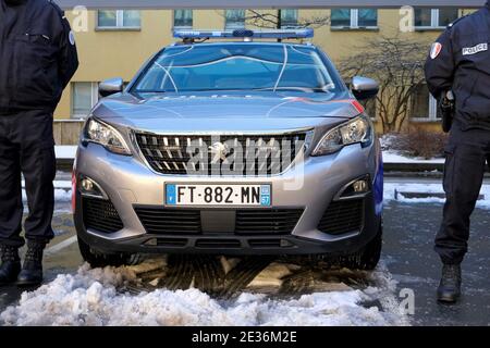 La police nationale française est équipée de nouveaux équipements, dont la nouvelle Peugeot 5008. Les forces de police vont être équipées! En septembre 2020. Moto électrique, voitures, scooter électrique. Gerald Darmanin, ministre de l'intérieur, a annoncé un plan de renouvellement de la flotte d'agents de police, de gendarmes et de douanes. Cela représente 400 millions d'euros investis pour changer un véhicule sur quatre, environ 15,000 véhicules.17 janvier 2021, à Strasbourg, dans le nord-est de la France. Photo de Nicolas Roses/ABACAPRESS.COM Banque D'Images