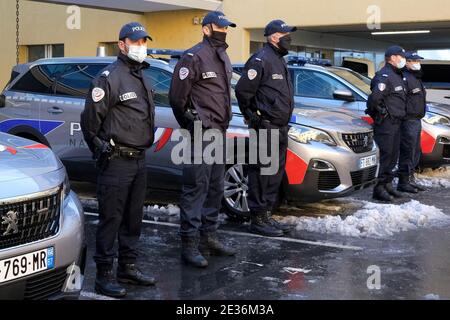 La police nationale française est équipée de nouveaux équipements, dont la nouvelle Peugeot 5008. Les forces de police vont être équipées! En septembre 2020. Moto électrique, voitures, scooter électrique. Gerald Darmanin, ministre de l'intérieur, a annoncé un plan de renouvellement de la flotte d'agents de police, de gendarmes et de douanes. Cela représente 400 millions d'euros investis pour changer un véhicule sur quatre, environ 15,000 véhicules.17 janvier 2021, à Strasbourg, dans le nord-est de la France. Photo de Nicolas Roses/ABACAPRESS.COM Banque D'Images