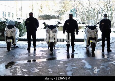 La police nationale française est équipée de nouveaux équipements, dont la nouvelle Peugeot 5008. Les forces de police vont être équipées! En septembre 2020. Moto électrique, voitures, scooter électrique. Gerald Darmanin, ministre de l'intérieur, a annoncé un plan de renouvellement de la flotte d'agents de police, de gendarmes et de douanes. Cela représente 400 millions d'euros investis pour changer un véhicule sur quatre, environ 15,000 véhicules.17 janvier 2021, à Strasbourg, dans le nord-est de la France. Photo de Nicolas Roses/ABACAPRESS.COM Banque D'Images