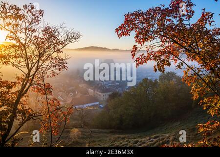 Biertan, Roumanie. Lever de soleil brumeux au village saxon avec l'église fortifiée de Transylvanie. Banque D'Images