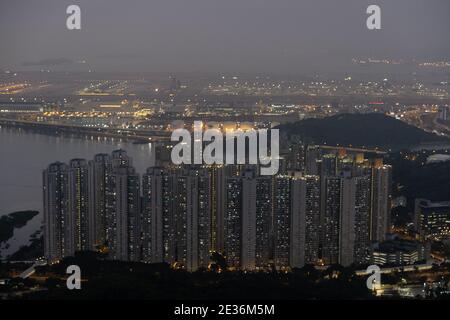 L'horizon de Tung Chung, île de Lantau, dans la nuit Banque D'Images