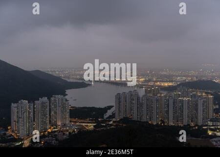 L'horizon de Tung Chung, île de Lantau, dans la nuit Banque D'Images