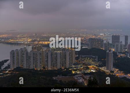 L'horizon de Tung Chung, île de Lantau, dans la nuit Banque D'Images