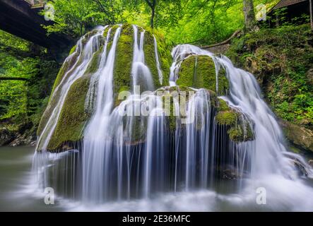 Bigar Waterfall l'une des plus belles chutes d'eau du monde. Roumanie. Banque D'Images