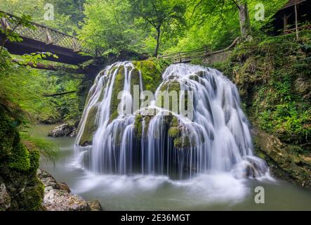 Bigar Waterfall l'une des plus belles chutes d'eau du monde. Roumanie. Banque D'Images