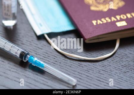 Seringue, flacon, masque chirurgical et passeport ou visa sur une table blanche prête à être utilisée. Antécédents de vaccin Covid ou coronavirus, immunité Covid-19 p Banque D'Images