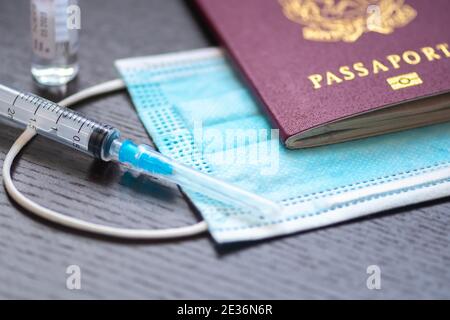 Seringue, flacon, masque chirurgical et passeport ou visa sur une table blanche prête à être utilisée. Antécédents de vaccin Covid ou coronavirus, immunité Covid-19 p Banque D'Images