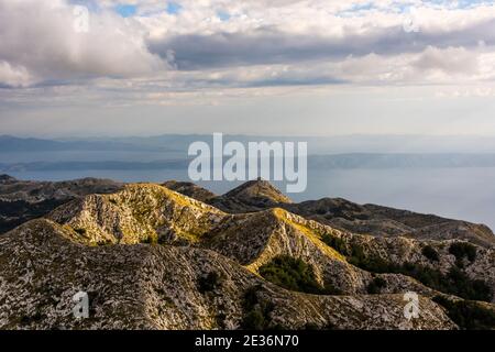 Panorama de la chaîne de montagnes en face de la côte dalmate de la mer Adriatique dans le Parc naturel de Biokovo - vue depuis le pic de Sveti Jure, Croatie Banque D'Images