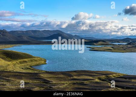Panorama panoramique sur un lac et des montagnes, Landmannalaugar, Islande Banque D'Images