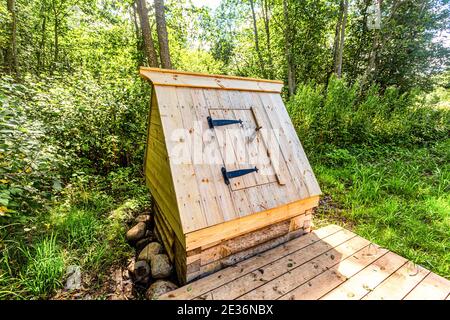 Nouveau puits d'eau en bois à la campagne en été ensoleillé jour Banque D'Images