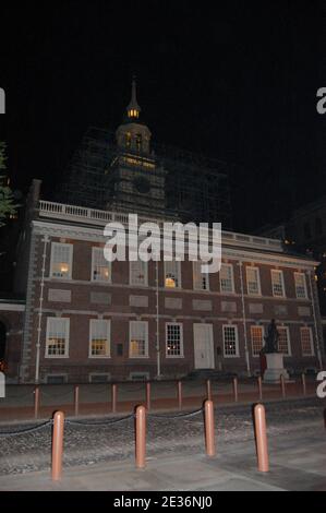 Hall de l'indépendance Philadelphia USA Signature de la déclaration d'indépendance célèbre statue George Washington USA lumières du soir sur la tour Banque D'Images