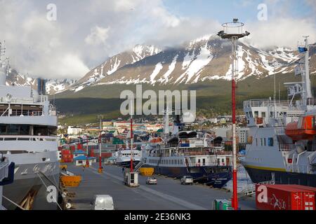 Port d'Ushuaia, terminal des bateaux de croisière, canal Beagle, ville d'Ushuaia et chaîne martiale en arrière-plan, vue matinale, sud de l'Argentine décembre 2015 Banque D'Images