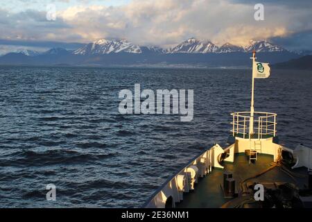 Ushuaia et la chaîne Martial du canal Beagle, vue du matin, prow de MV Plancius en premier plan, Argentine du sud 19 décembre 2015 Banque D'Images