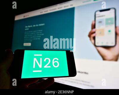 Personne tenant un smartphone avec le logo de la banque allemande directe N26 avec le site Web en arrière-plan. Mise au point sur l'écran du téléphone mobile. Photo non modifiée. Banque D'Images