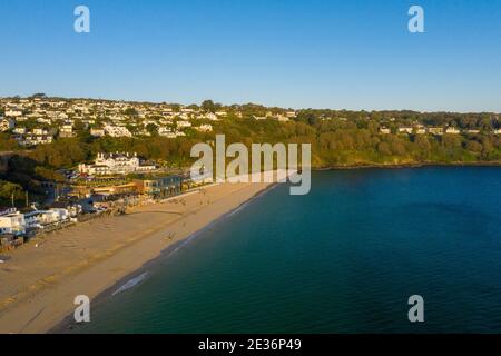 Image aérienne regardant le long de la plage de la baie de Carbis Hôtel Banque D'Images
