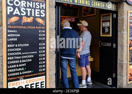 Vacanciers achetant des Pasties cornouailles traditionnelles à St Ives Cornwall, Royaume-Uni. Banque D'Images