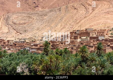 Village au milieu de formations géologiques dans le Haut Atlas, au Maroc. Banque D'Images