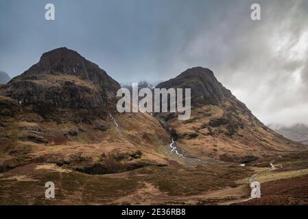 Image spectaculaire et épique de trois Sœurs à Glencoe in Scottish Highlands lors d'une journée d'hiver humide Banque D'Images