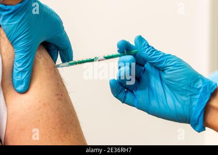 Pirna, Allemagne. 12 janvier 2021. Vaccination avec le vaccin Covid-19 de Pfizer-Biontech à Pirna. Le centre de vaccination du district de Sächsische Schweiz-Osterzgebirge est situé dans l'ancien magasin discount ALDI. Ici, les personnes d'âge avancé et du système de santé du district seront vaccinées à partir de 11.01.2021. Credit: Daniel Schäfer/dpa-Zentralbild/dpa/Alay Live News Banque D'Images