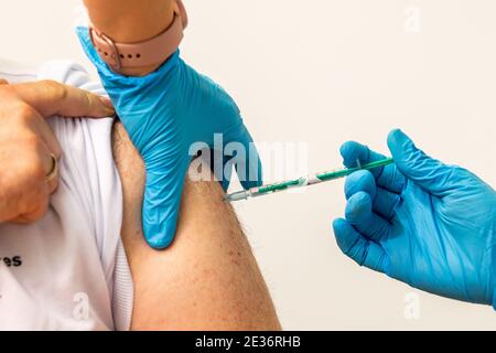 Pirna, Allemagne. 12 janvier 2021. Vaccination avec le vaccin Covid-19 de Pfizer-Biontech à Pirna. Le centre de vaccination du district de Sächsische Schweiz-Osterzgebirge est situé dans l'ancien magasin discount ALDI. Ici, les personnes d'âge avancé et du système de santé du district seront vaccinées à partir de 11.01.2021. Credit: Daniel Schäfer/dpa-Zentralbild/dpa/Alay Live News Banque D'Images