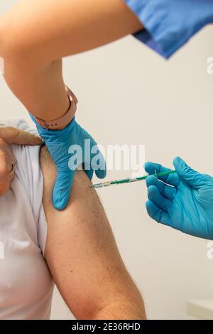 Pirna, Allemagne. 12 janvier 2021. Vaccination avec le vaccin Covid-19 de Pfizer-Biontech à Pirna. Le centre de vaccination du district de Sächsische Schweiz-Osterzgebirge est situé dans l'ancien magasin discount ALDI. Ici, les personnes d'âge avancé et du système de santé du district seront vaccinées à partir de 11.01.2021. Credit: Daniel Schäfer/dpa-Zentralbild/dpa/Alay Live News Banque D'Images