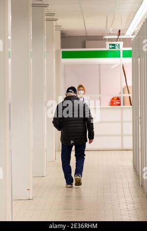 Pirna, Allemagne. 12 janvier 2021. Un homme descend dans le couloir du centre de vaccination du quartier Sächsische Schweiz-Osterzgebirge. Le centre de vaccination du district de Sächsische Schweiz-Osterzgebirge est situé dans l'ancien magasin discount Aldi. Ici, les personnes d'âge avancé et du système de santé du district seront vaccinées à partir de 11.01.2021. Credit: Daniel Schäfer/dpa-Zentralbild/dpa/Alay Live News Banque D'Images