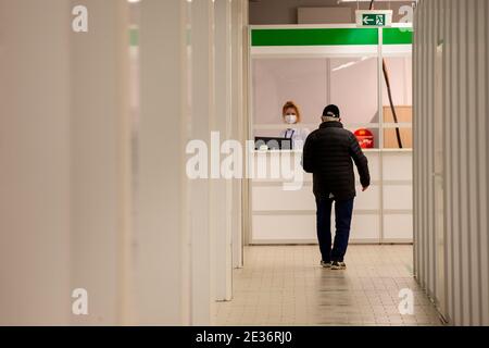 Pirna, Allemagne. 12 janvier 2021. Un homme descend dans le couloir du centre de vaccination du quartier Sächsische Schweiz-Osterzgebirge. Le centre de vaccination du district de Sächsische Schweiz-Osterzgebirge est situé dans l'ancien magasin discount Aldi. Ici, les personnes d'âge avancé et du système de santé du district seront vaccinées à partir de 11.01.2021. Credit: Daniel Schäfer/dpa-Zentralbild/dpa/Alay Live News Banque D'Images