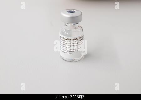 Pirna, Allemagne. 12 janvier 2021. Un flacon vide du vaccin Covid-19 de Pfizer-Biontech se trouve sur la table. Le centre de vaccination du district de Sächsische Schweiz-Osterzgebirge est situé dans l'ancien magasin discount Aldi. Ici, les personnes âgées et du système de santé du district seront vaccinées à partir de 11.01.2021. Credit: Daniel Schäfer/dpa-Zentralbild/dpa/Alay Live News Banque D'Images