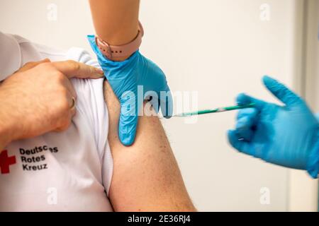 Pirna, Allemagne. 12 janvier 2021. Vaccination avec le vaccin Covid-19 de Pfizer-Biontech à Pirna. Le centre de vaccination du district de Sächsische Schweiz-Osterzgebirge est situé dans l'ancien magasin discount ALDI. Ici, les personnes d'âge avancé et du système de santé du district seront vaccinées à partir de 11.01.2021. Credit: Daniel Schäfer/dpa-Zentralbild/dpa/Alay Live News Banque D'Images