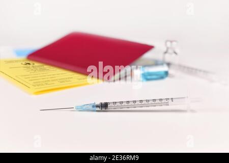 Notion de restrictions de voyage pour les personnes sans vaccin contre le virus corona avec seringue et certificat de vaccination et passeport de voyage Banque D'Images