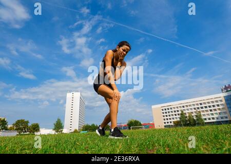 Photo en plein air d'une jeune femme athlète sur piste de course. Professionnel sportswoman pendant la séance d'entraînement à la course. Banque D'Images