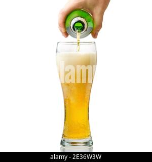 Verser la bière de la bouteille verte dans le verre isolé sur blanc Banque D'Images