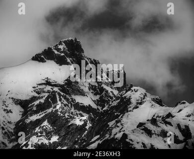 Photo noir et blanc de la neige couvrait la montagne de Kinnaur Kailash Pic en Inde Banque D'Images